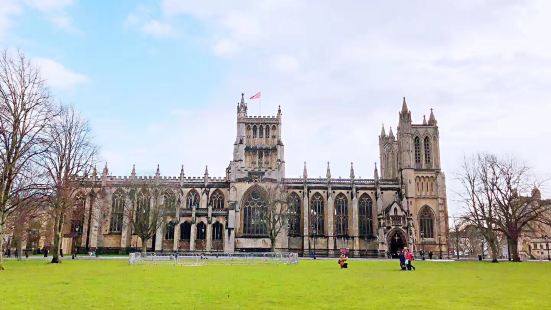 1140年建成，是英国现存最古老，保存最完好的哥特式教堂之一