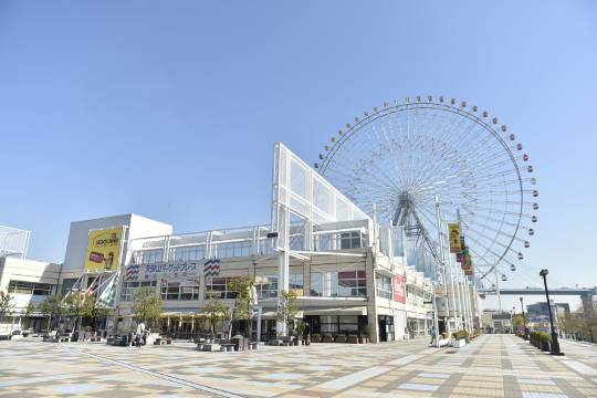 One-day tour of American Village in Osaka, Japan + Shinsekai Hondori Shopping Street + Osaka Aquarium + Tempozan Ferris Wheel