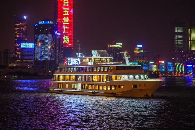 The Bund: Shanghai Landmarks 