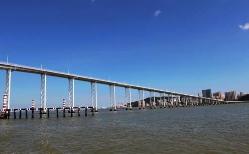 连接氹仔岛和澳门岛之间的大桥，因为在船只航道上，桥体有一部分