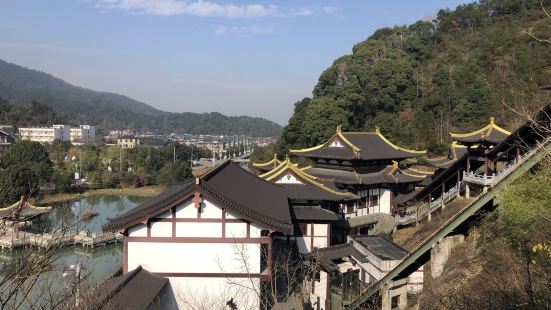 佛光禪寺位於餘姚陽明溫泉山莊對面，寺廟是免費進入的，從外觀看