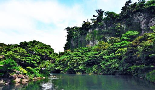 济州岛很著名的一个自然景观，瀑布在夏末的时节雨水比较多的时候