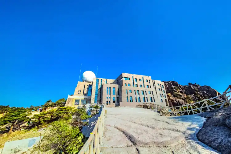 Hotels near Bright Summit