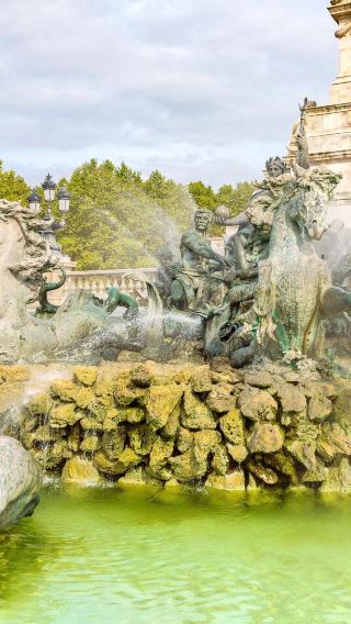 Girondins Monument + Stone Bridge + Place de la Bordeaux day tour
