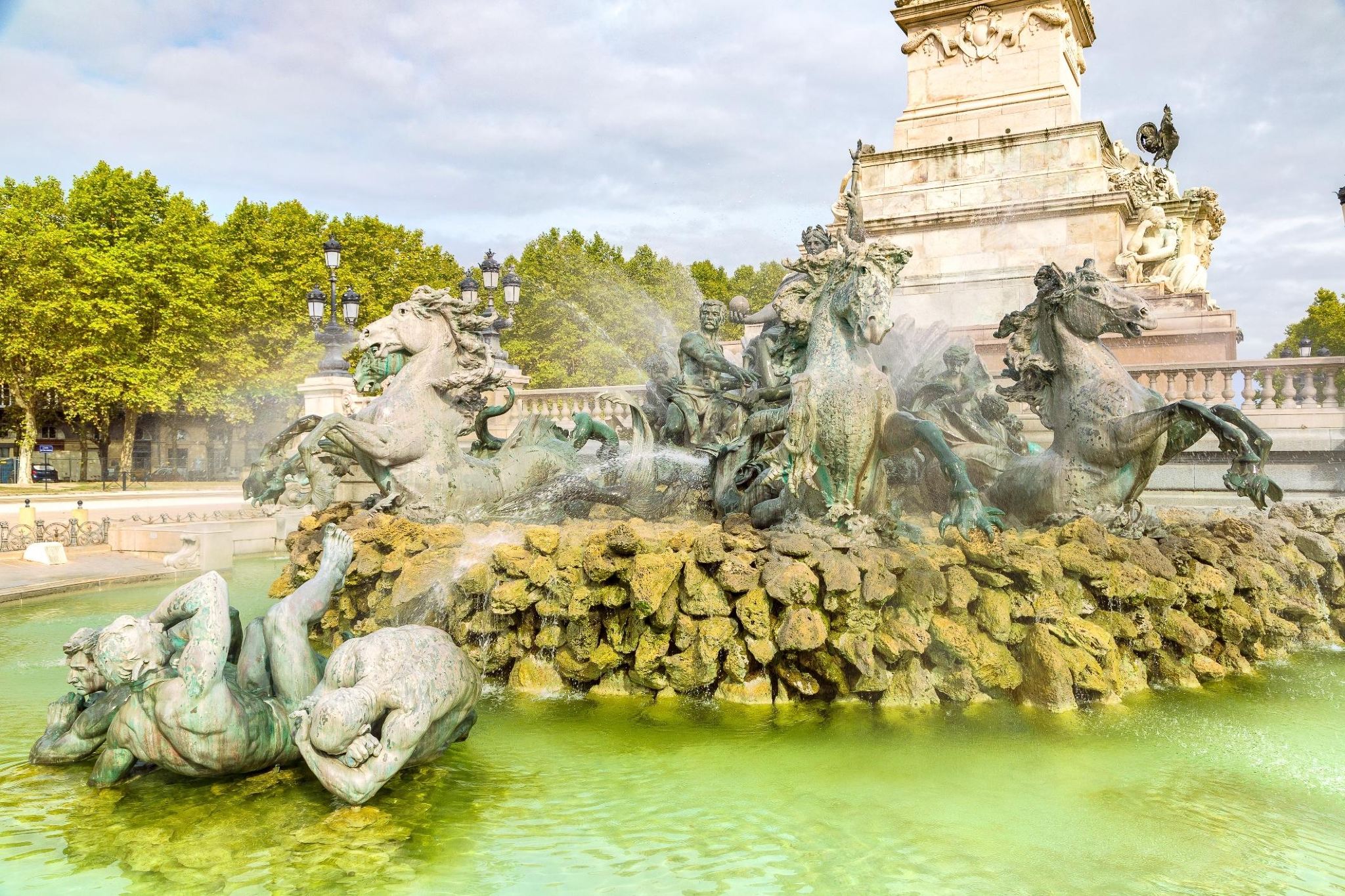 Girondins Monument + Stone Bridge + Place de la Bordeaux day tour