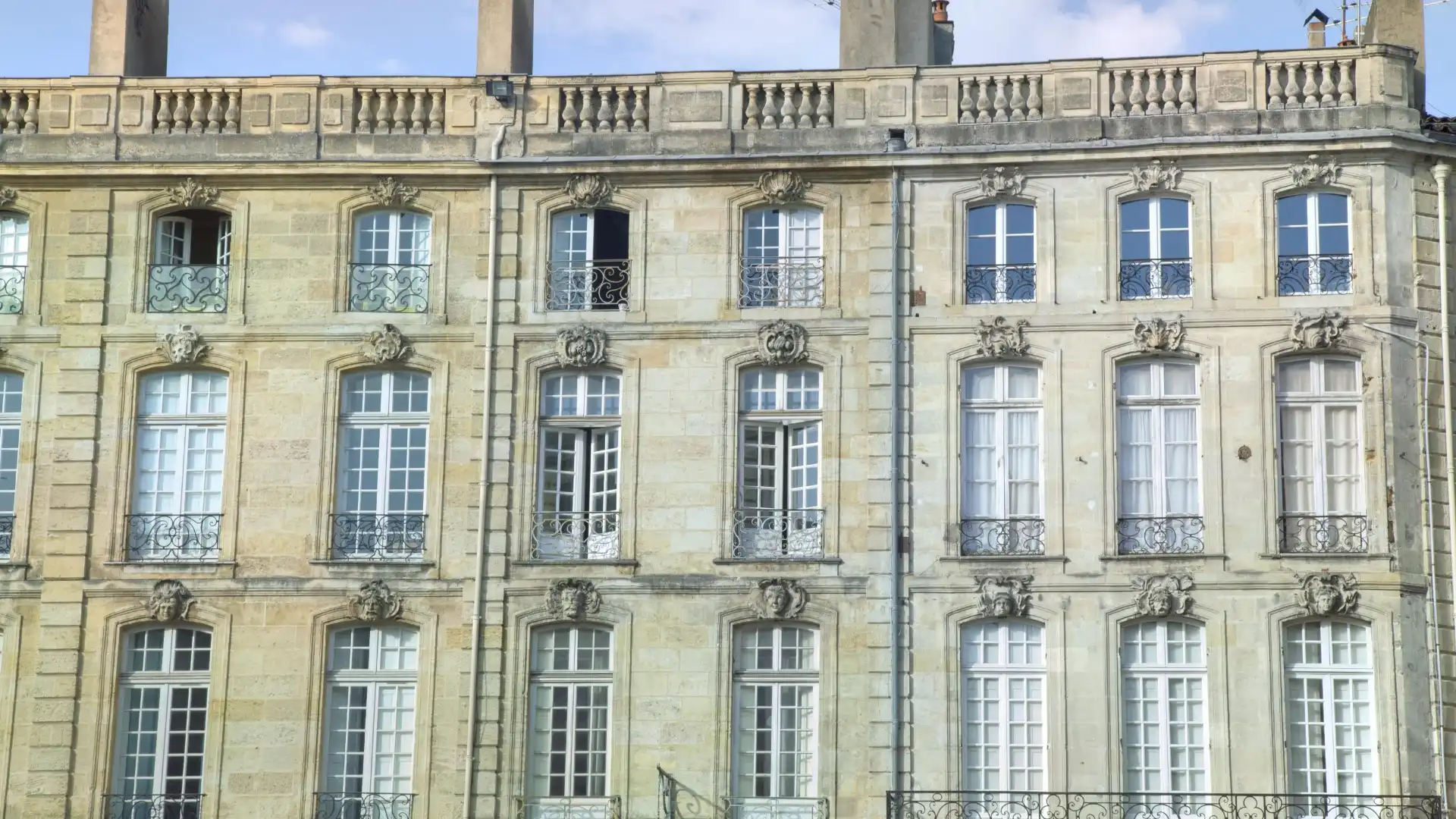 鄰近議會廣場的酒店