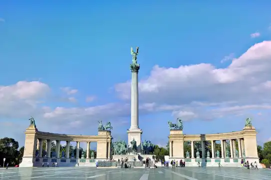 Millenary Monument 주변 호텔