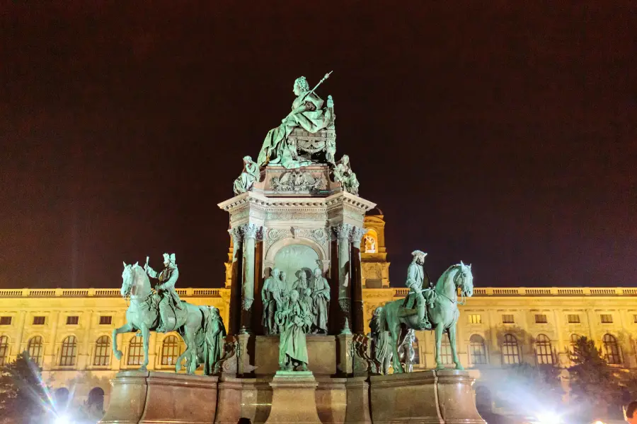 Памятник Марии-Терезии