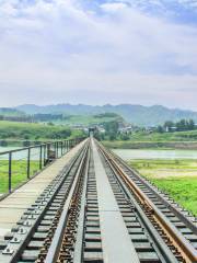 Железнодорожный мост на границе реки Сяолуцзян