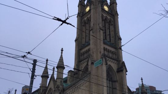 圣詹姆斯教堂也在多伦多市中心，跟圣劳伦斯市场隔着一个街区。听