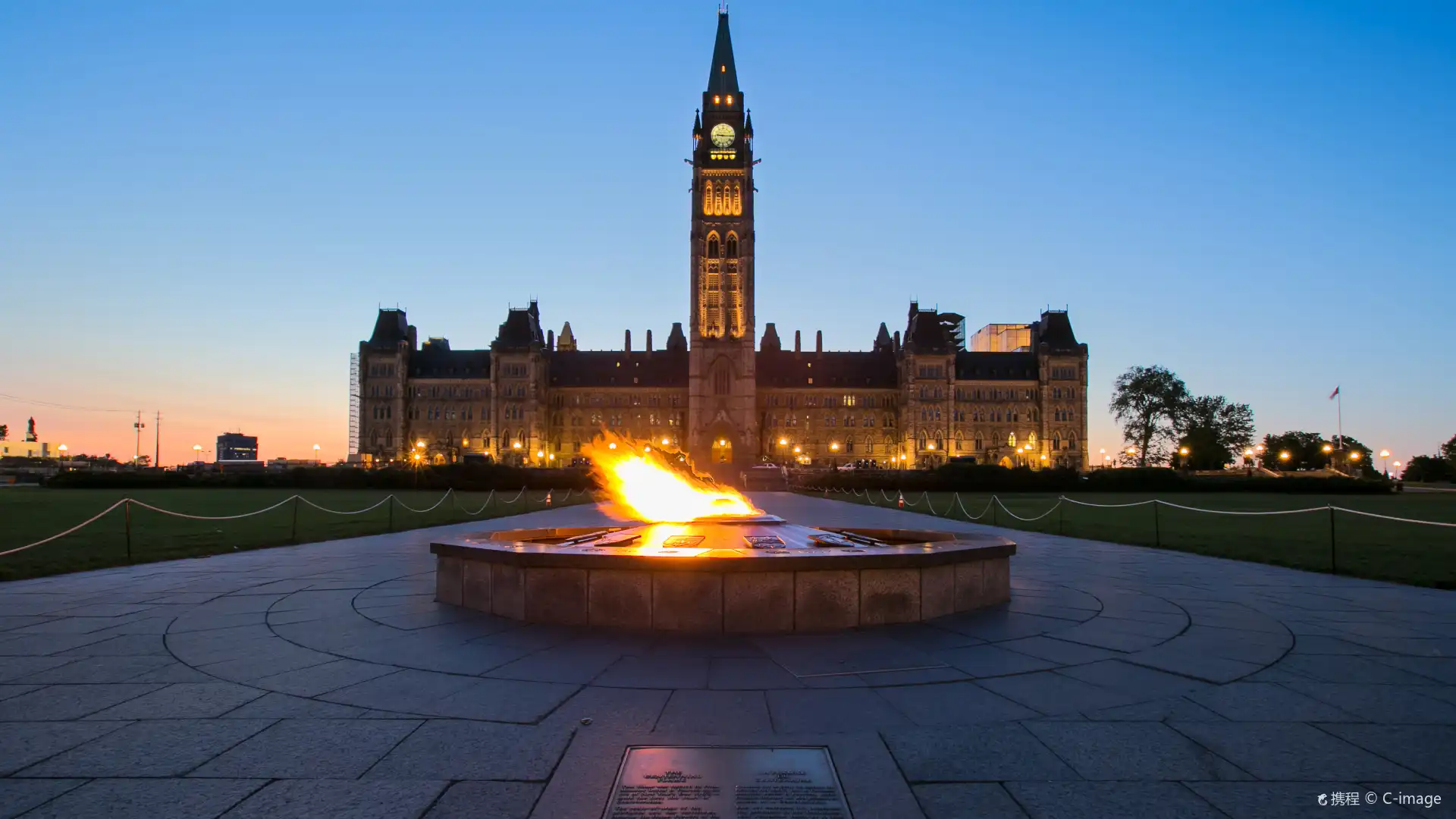 Hotels near Peace Tower