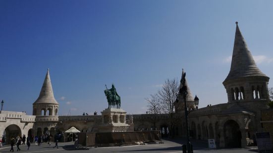 圣斯蒂芬雕像，指的是在渔夫堡前面的一座斯蒂芬国王的骑马雕塑。