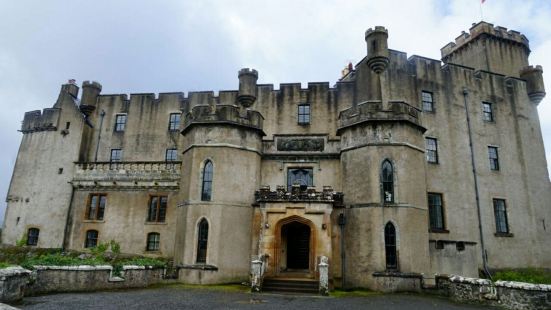 鄧韋根城堡歷史非常的悠久，已經有八百多年的歷史，分為城堡內部