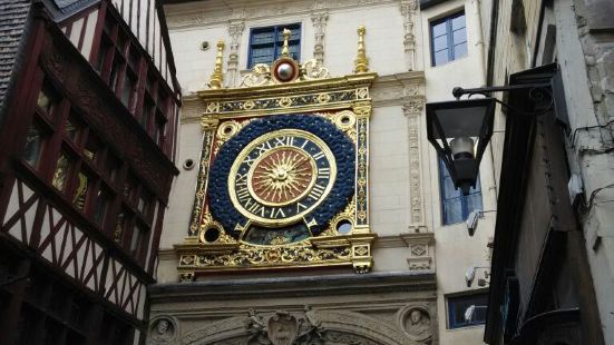 這座富麗堂皇的大時鐘儼然已成為魯昂城的又一大城標，作為法國最
