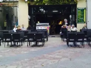 Cafe de la Halle