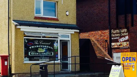 The Crescent Fish & Chips in 弗林特