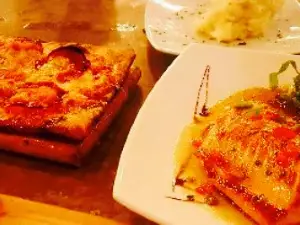 Leñas Pizza Bar and Grill