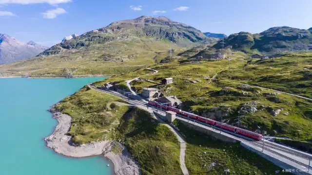 鄰近阿爾布拉－伯恩納快車線路的酒店