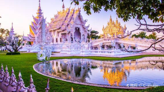 A one-day tour of the three temples in Chiang Rai, Thailand, check in the three blue, white and black fantasy art landmarks, and immerse yourself in dreamy architecture