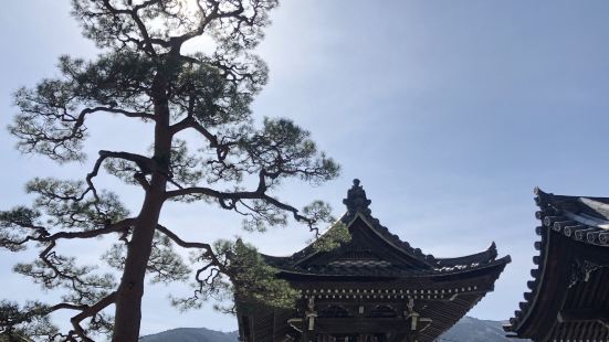 没什么人的景点，上温泉寺要先爬几十阶梯，旁边是武士墓碑，里面