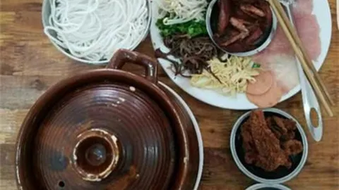 芒市土锅过桥米线(瑞丽分店) in รุ่ยลี่