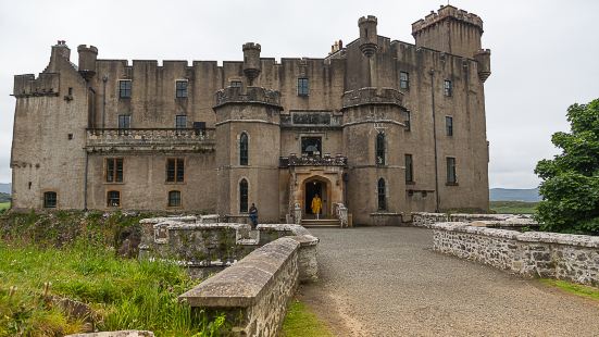 鄧韋根城堡（Dunvegan Castle）是位於蘇格蘭西海