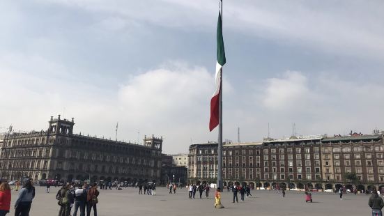 墨西哥城的历史中心以宪法广场为中心的众多历史建筑，包括国家宫