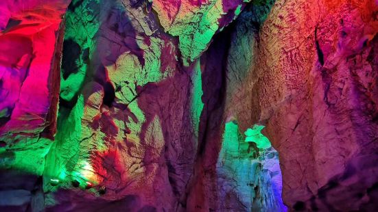 别有洞天--宁国山门洞景色很美很独特，在灯光的照射下显得格外