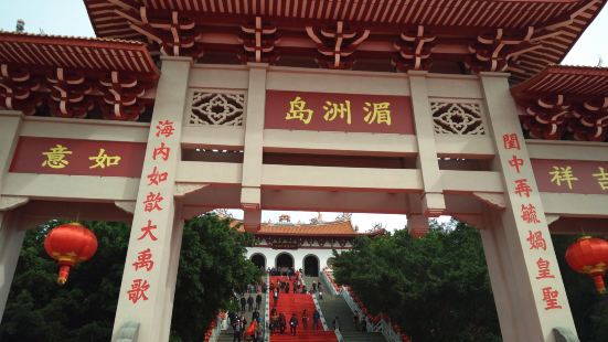 弘仁普济天妃宫位于湄洲岛妈祖文化园内，是妈祖新殿建筑群的第一