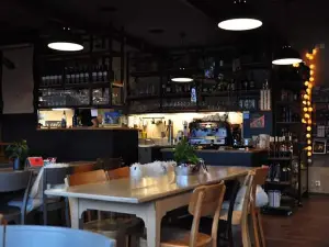 Elliott's Cafe, Bar & more