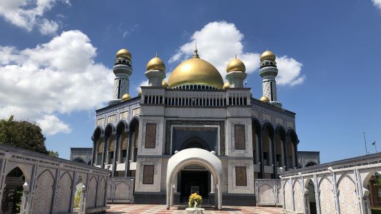 斯里巴加湾市的大清真寺非常壮观，庭院也很大，里面种了很多树，