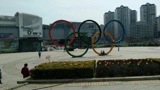 奥林匹克广场位于辽宁省大连市西岗区，是为纪念大连建市百年，弘