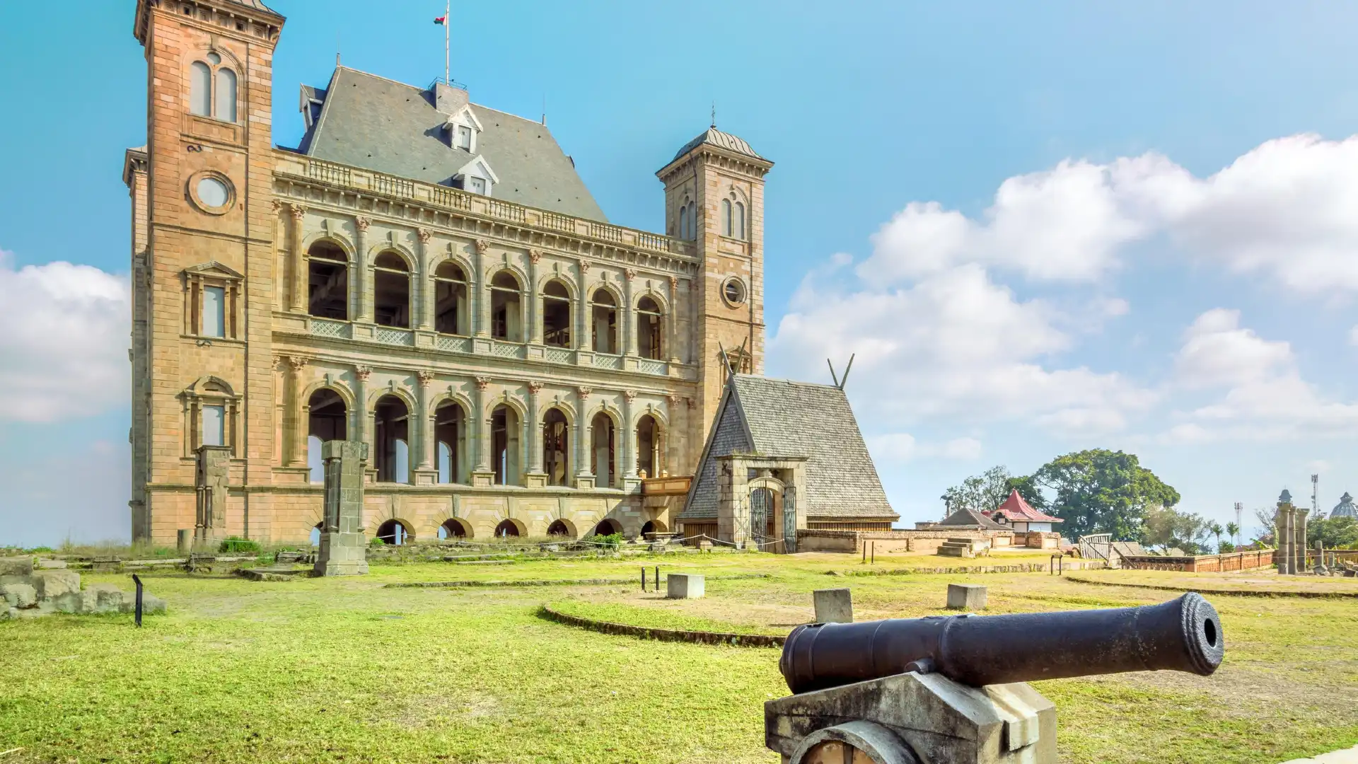 Hotels near Queen's Palace