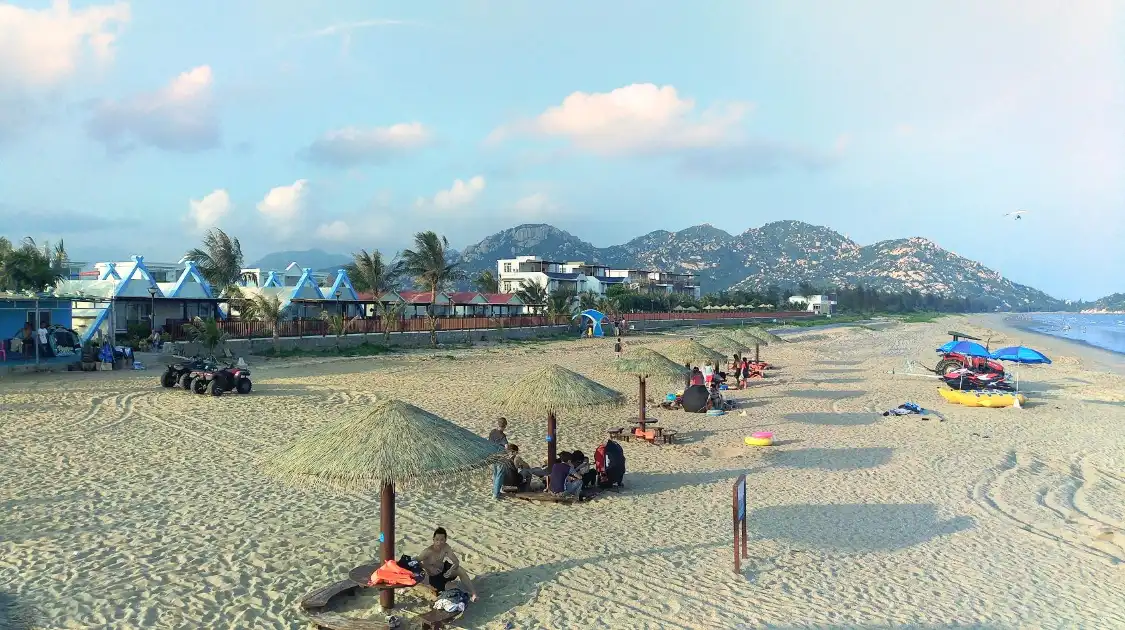 Hotels near Langqin Bay