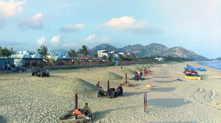 Hotels near Langqin Bay