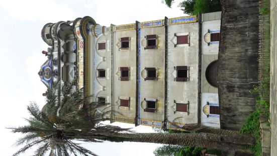瑞石楼，位於广东开平市锦江里內，它是一座不折不扣的典型碉堡楼