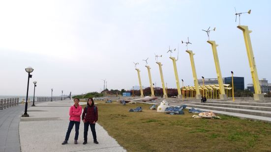 旗津風車公園位於台灣高雄巿旗津島之海濱公園中部，面臨台灣海峽