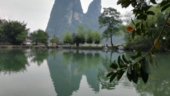 在夏天的时候很多家长带着孩子来这里游泳啊，野餐么什么样的都有