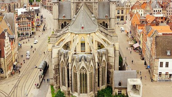 圣尼格拉斯教堂是根特最著名的建筑，从外面看远比教堂内部感觉宏