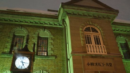 著名的蒸汽钟就在小樽音乐盒堂门口。如果从南小樽站走过来的话，