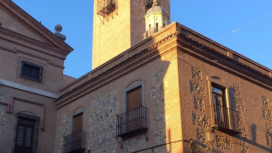 这座古老的教堂是西班牙历史遗产之一。圣西内斯教堂靠近马约尔广