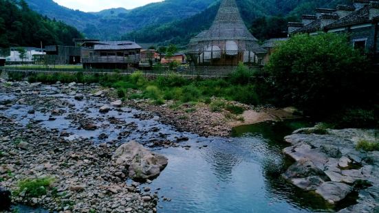 距離雖然遠了些，從龍泉坐大巴兩個多小時，但一路風景很美，空氣