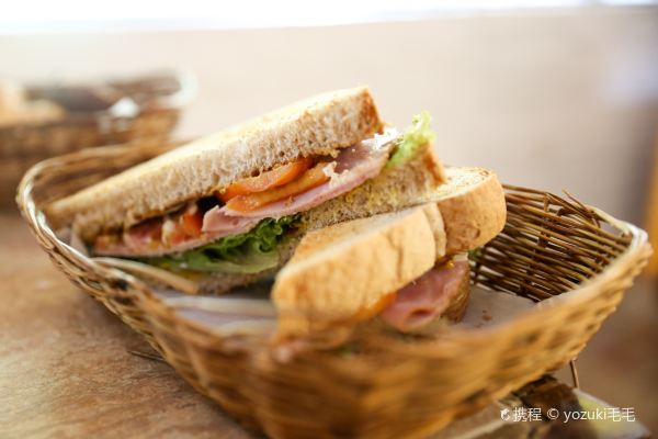 Gusto Y Gustos Deli and Bakery