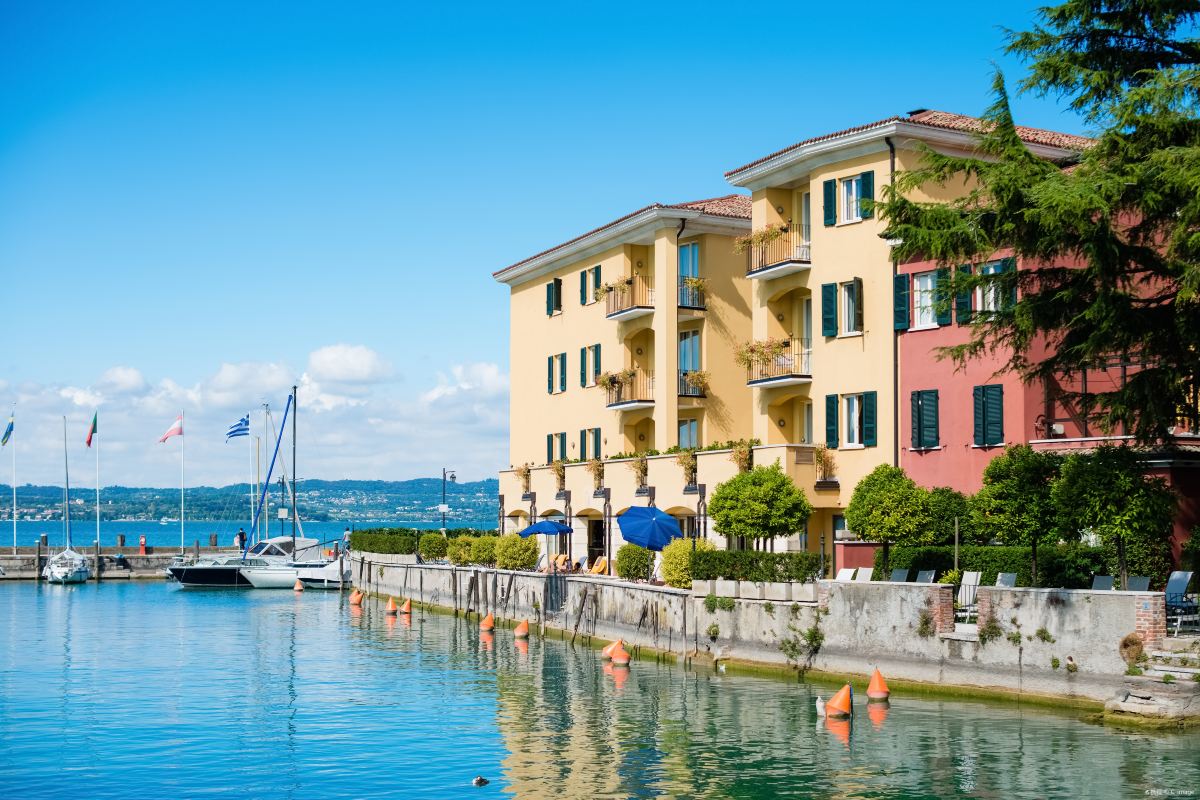 Compare 5 airports near Sirmione