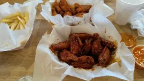 Woody's Wings n' Bar in オーロラ