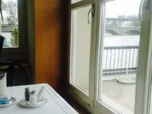 Restaurant Feldschlosschen Am Rhein