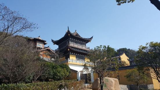 瑞祥寺位於平湖市乍浦鎮湯山之巔，據說很久以前的瑞祥寺是千年古