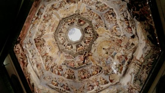 佛羅倫薩的最著名的聖母百花大教堂的穹頂，外觀上非常的漂亮，裏