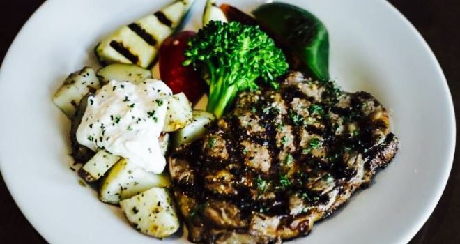 Ric's Lounge & Grill