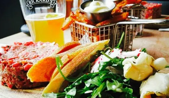 LE CÔTE . cuisine & bar . Eastman